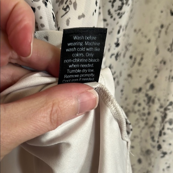 EUC | L | Simply Vera Vera Wang Cream and Black Blouse - Picture 4 of 8